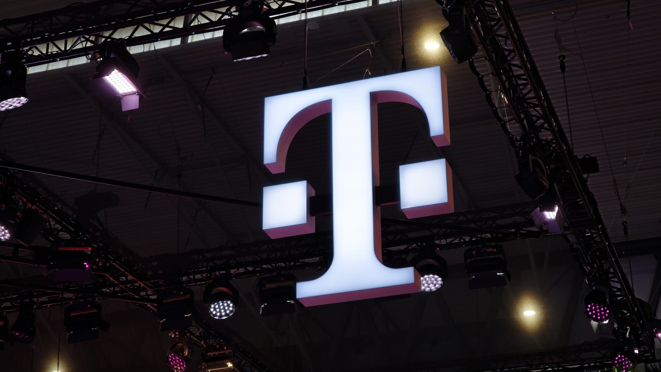 An 0 DIY setup was all it took to intercept some T-Mobile data (Updated: T-Mobile statement)